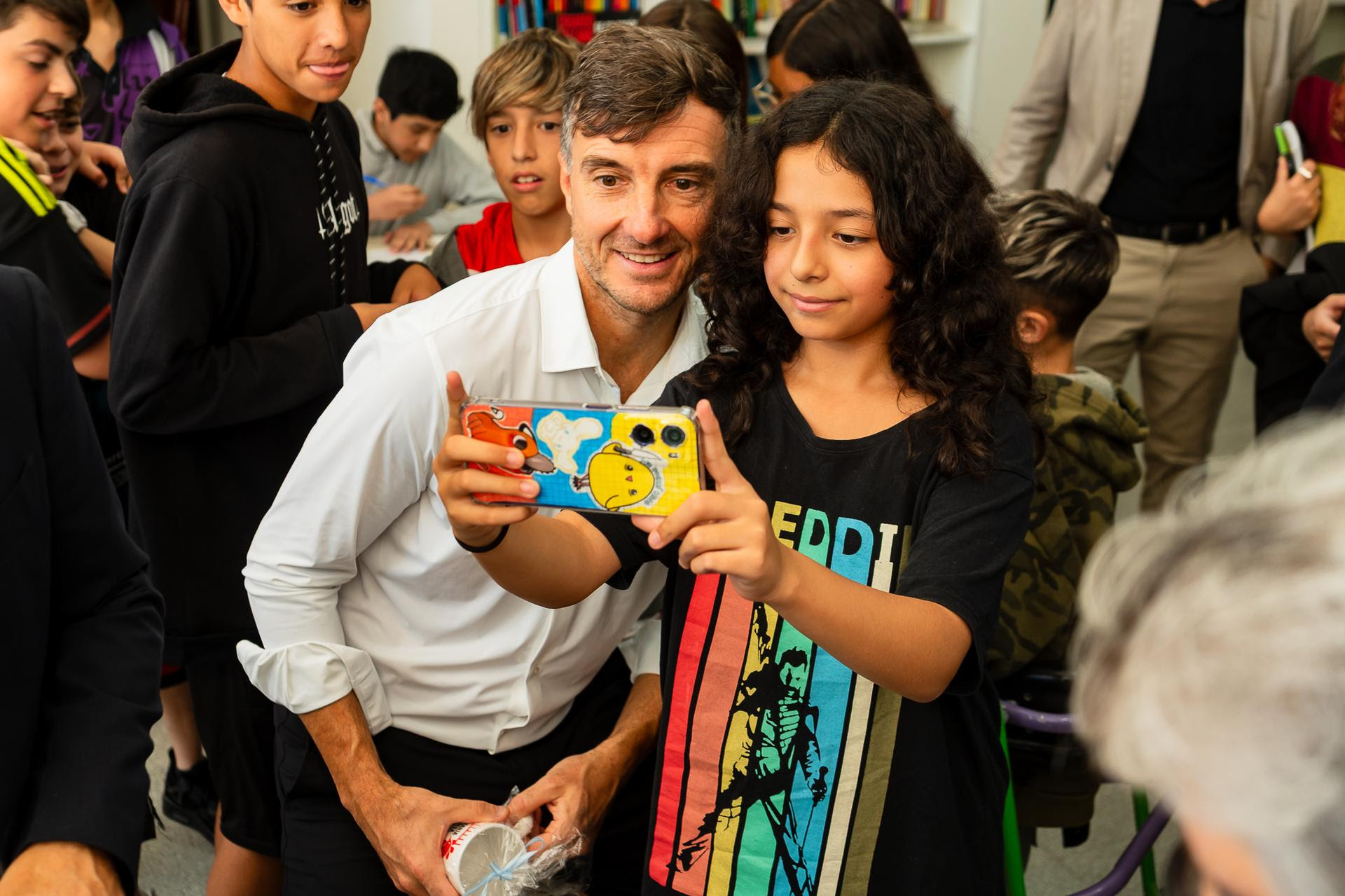 NOTICIAS MORON: LUCAS GHI Y AXEL KICILLOKF ENTREGARON 430 ESCRITURAS A FAMILIAS DE MORON.